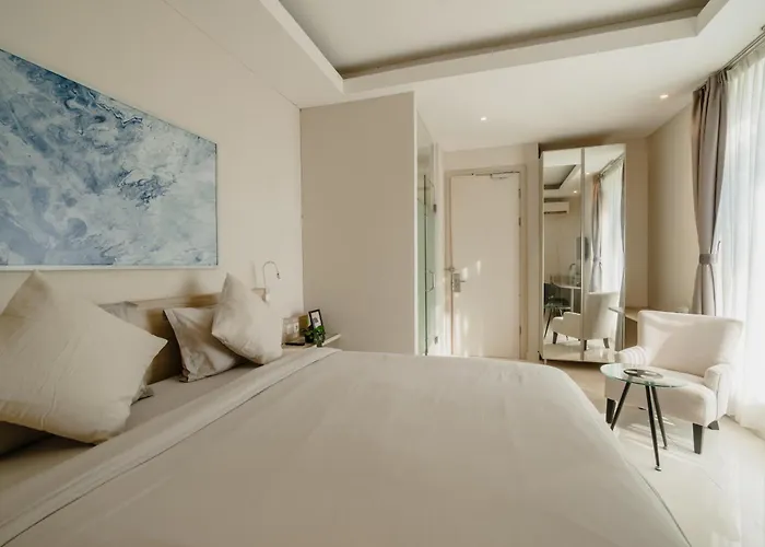 Bustle Base Coliving And Coworking Space Apartahotel